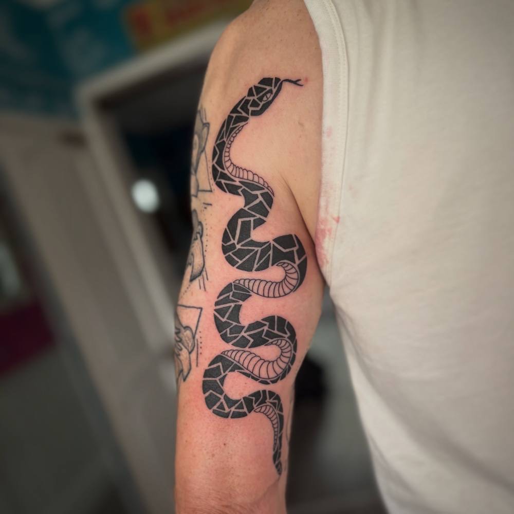 Geometric snake on an upper arm