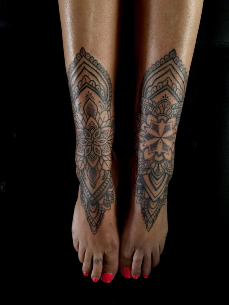 Matching mandala pieces on both feet